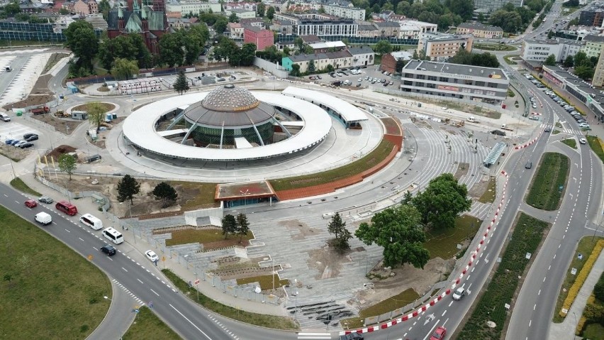 Emocje wokół remontu dworca autobusowego w Kielcach. Czy taka miała być nawierzchnia przed słynnym "spodkiem"? [ZDJĘCIA Z DRONA]