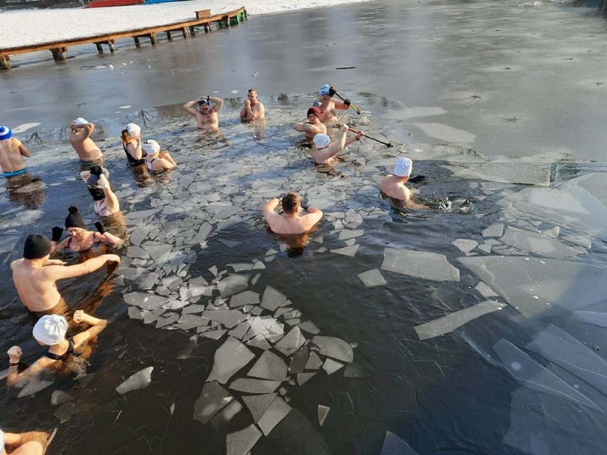 Klub morsów Polarni Szamocin na niedzielnej kąpieli