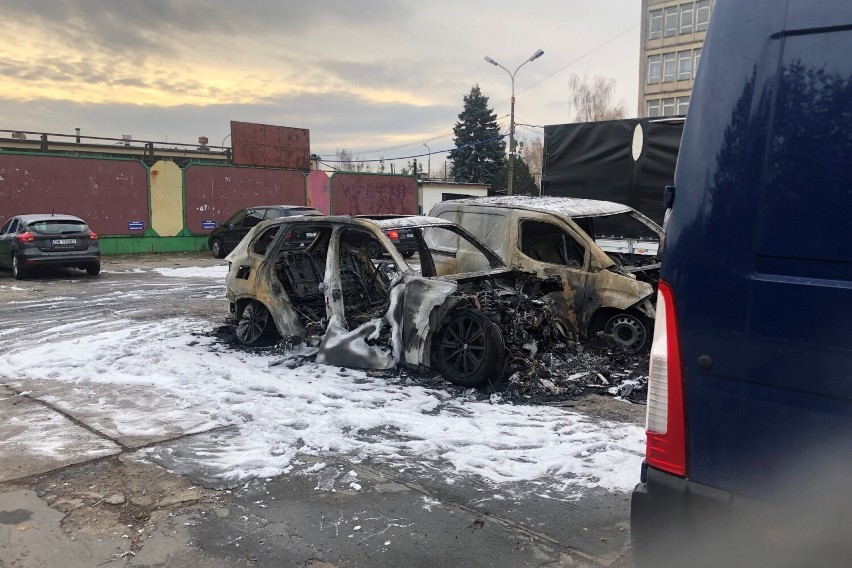 Dwa samochody doszczętnie spłonęły. Zaparkowane obok nich...