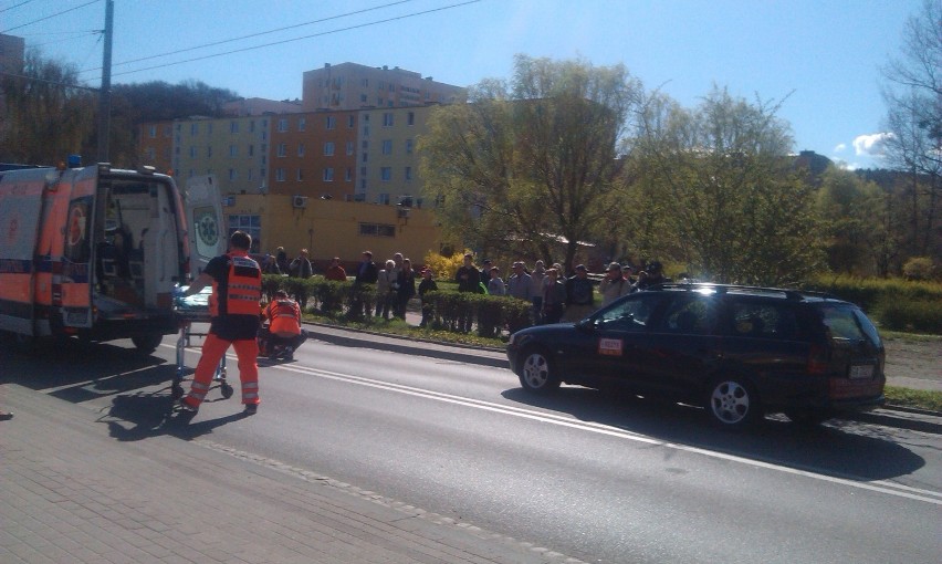 Wypadek na ul. Chylońskiej w Gdyni. Samochód potrącił 14-letnią dziewczynę [ZDJĘCIA]