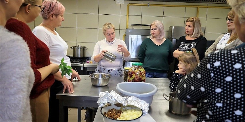 Mieszkańcy Leśniowic odkrywają moc słowiańskich ziół podczas warsztatów i różnych spotkań.  Zobacz zdjęcia