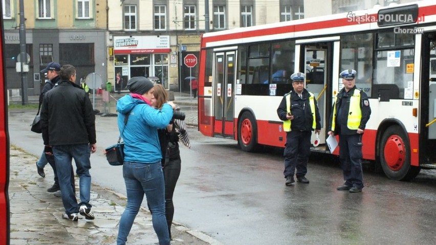 Wypadek w Chorzowie. Autobus uderzył w osobówki, są ranni - na szczęście to tylko ćwiczenia!