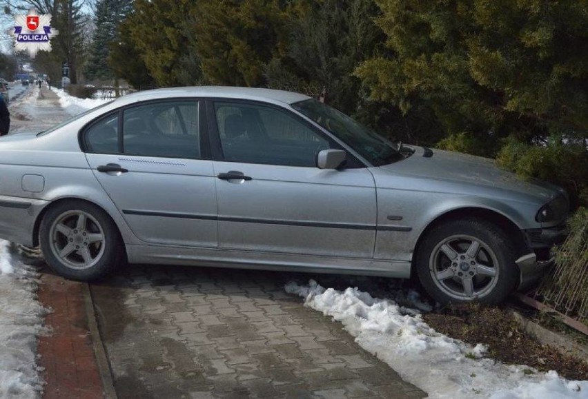 Wypadek w Zwierzyńcu: BMW wjechało na chodnik. Ranna została...
