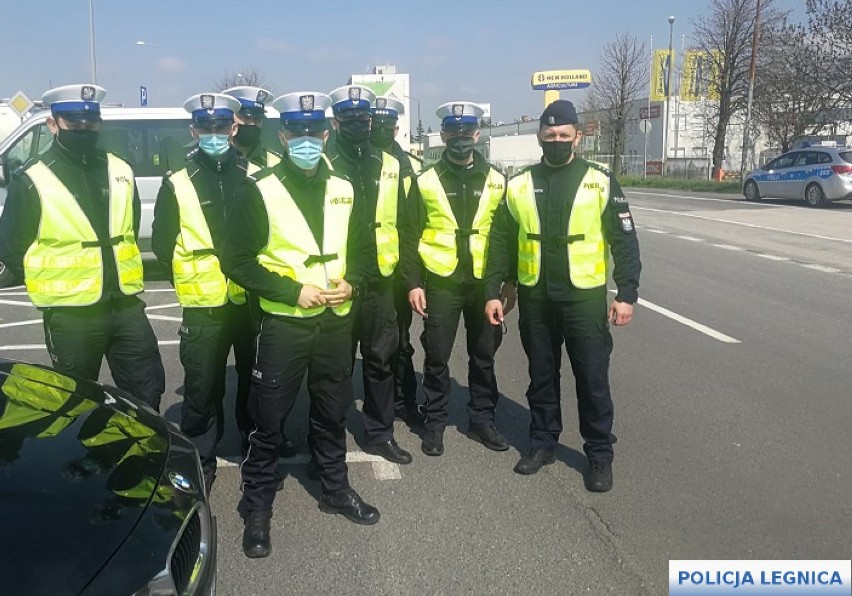 Legnica. Kilkunastu policjantów z „suszarkami” na ulicy Jaworzyńskiej prowadziło kontrolę prędkości. Skąd taka akcja? Sprawdziliśmy!