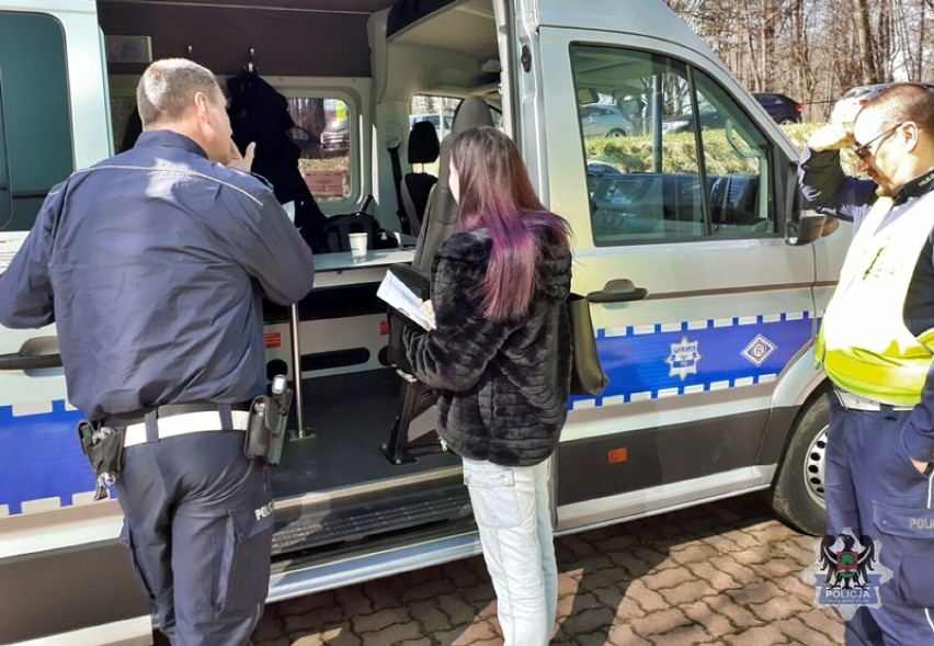 Policjanci z Wałbrzycha promowali swój zawód na targach pracy w wałbrzyskiej uczelni