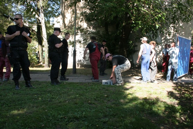 Płot stawiany jest w asyście ochrony