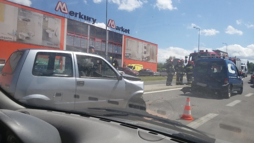 Fiat najechał na berlingo. Cztery osoby odwiezione do szpitala [ZDJĘCIA]