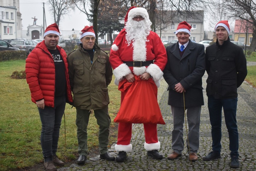 Święty Mikołaj w centrum Chocza rozdawał dzieciom słodkie prezenty