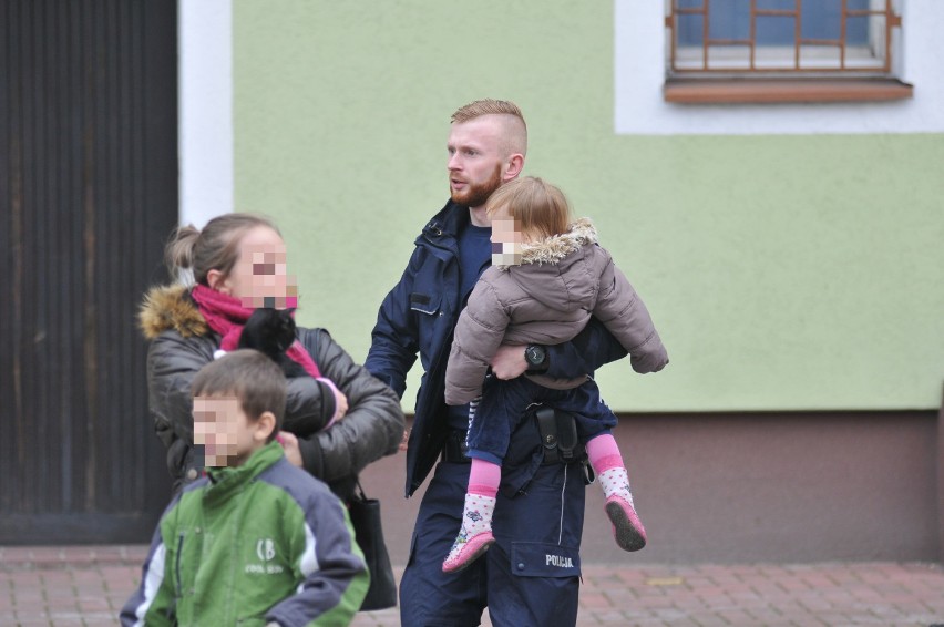 We wtorek, 7 listopada, około godz. 13 Czytelnicy...