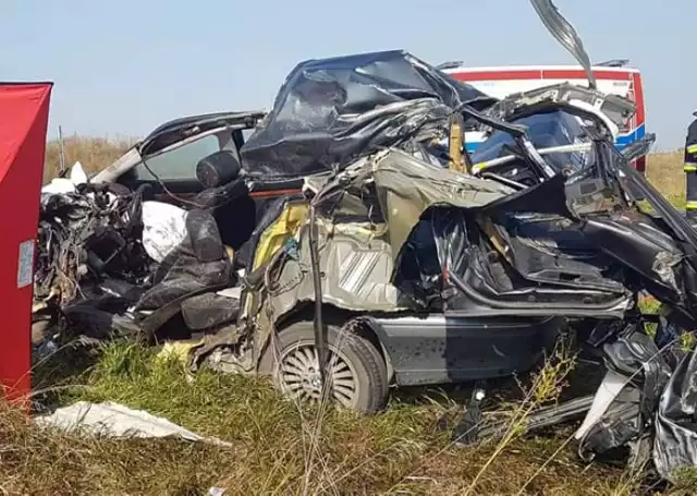 W zderzeniu z ciężarówką w Luszkowie kierowca BMW nie miał szans na przeżycie