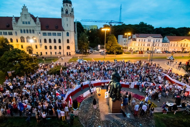 Mimo decyzji prezydenta Andrzeja Dudy o zawetowaniu dwóch ustaw o Sądzie Najwyższym i Krajowej Radzie Sądownictwa w całej Polsce po raz kolejny odbyły się manifestacje. Protestujący domagają się weta trzeciej ustawy - o ustroju sądów powszechnych. W Bydgoszczy po raz kolejny tłum zebrał się w okolicach pomnika Kazimierza Wielkiego. 


INFO Z POLSKI  - przegląd najciekawszych informacji ostatnich dni w kraju (20.07.2017)

