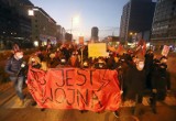 Strajk kobiet w Łodzi zatrzymany przez policję na al. Piłsudskiego. Protest po decyzji TK w sprawie aborcji i przeciwko brutalności policji