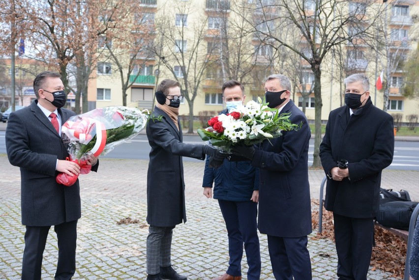 39. rocznica wprowadzenia stanu wojennego w Polsce. Prezydent Konina i poseł złożyli kwiaty pod kamieniem „Solidarności”