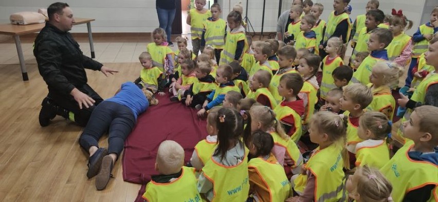 Przedstawiciele Policji oraz Państwowej Straży Pożarnej z...