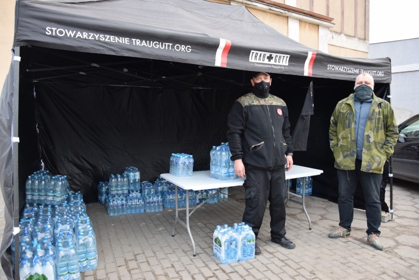 Pruszcz Gdański. 1500 litrów wody zebrali dla pacjentów z COVID-19 harcerze na apel chorego druha |ZDJĘCIA