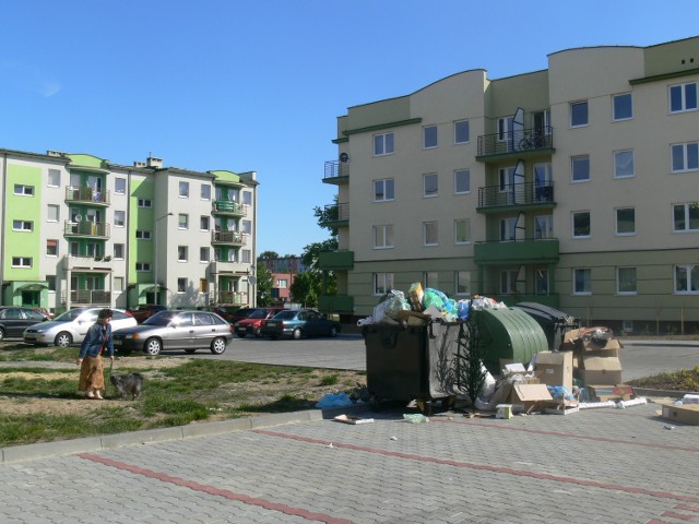 Czy nowe stawki za wywóz śmieci sprawią, że takich obrazków nie będziemy oglądać już na tomaszowskich osiedlach