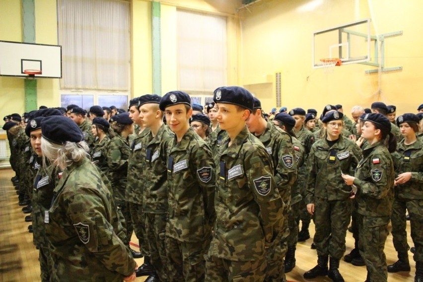 Mianowanie klas mundurowych w lęborskim Powiatowym Centrum Edukacji [ZDJĘCIA]