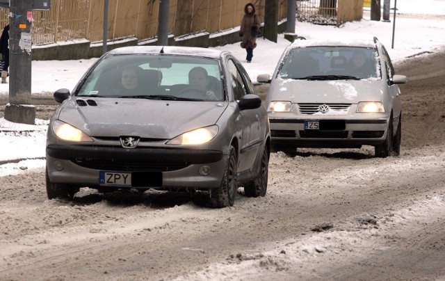 Od wtorku na drogach i chodnikach w mieście jest ślisko. ...