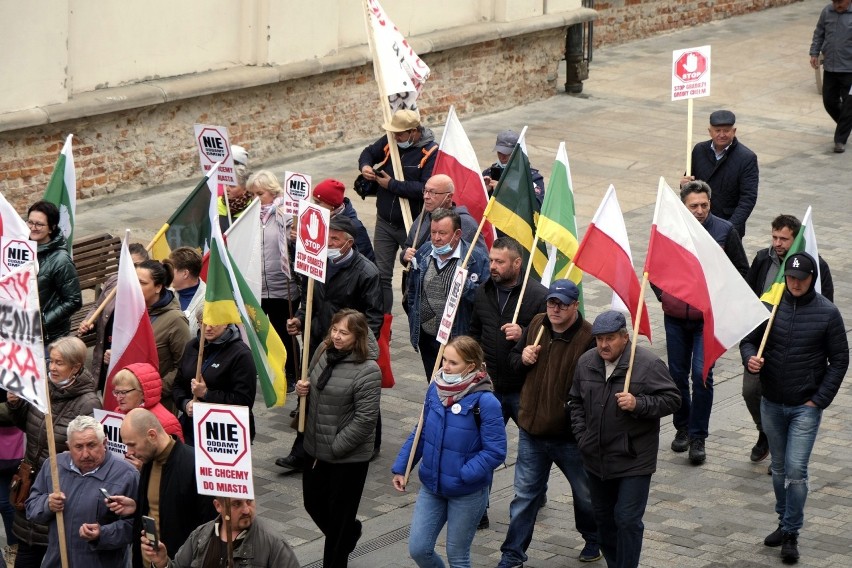 Mieszkańcy gminy Chełm protestowali w Lublinie przeciwko przyłączeniu sołectw do miasta Chełm. Zobacz zdjęcia i wideo