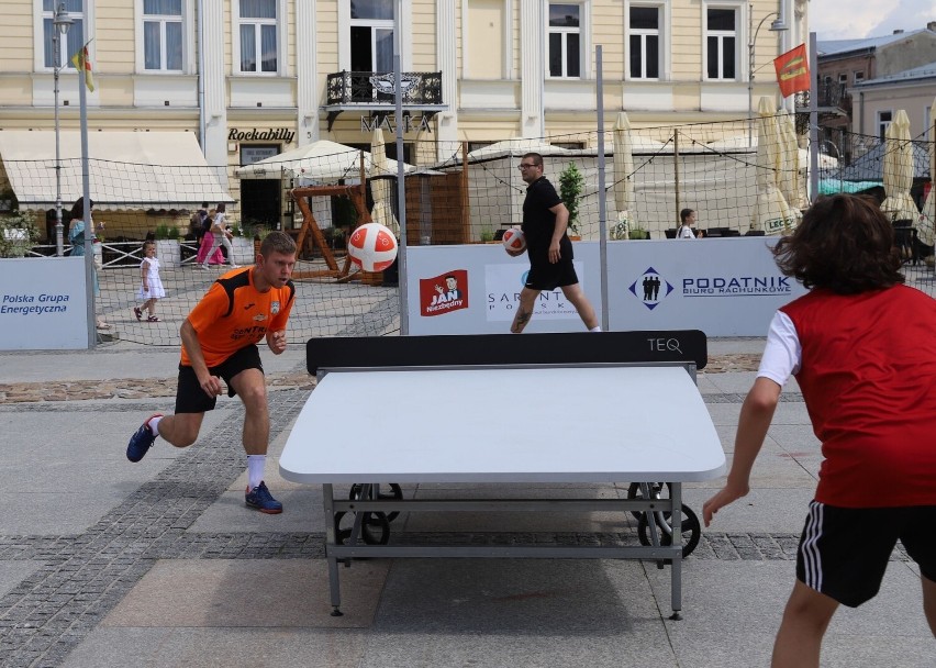 Odbijali piłkę nogami, ciałem lub głową. Na Rynku w Kielcach odbył się Turniej Teqballa. Zobaczcie zdjęcia