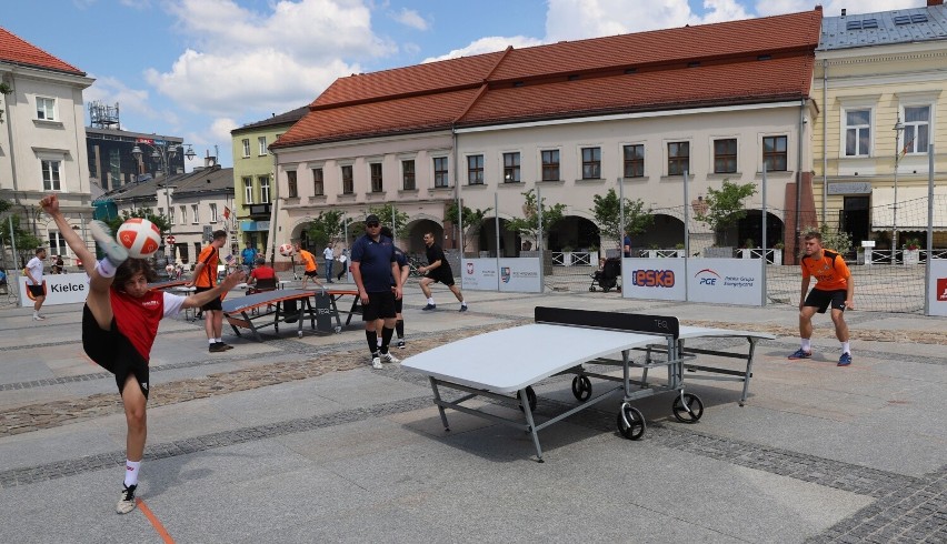 Odbijali piłkę nogami, ciałem lub głową. Na Rynku w Kielcach odbył się Turniej Teqballa. Zobaczcie zdjęcia