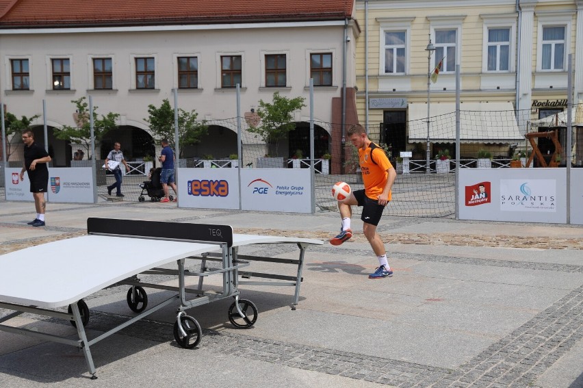 Odbijali piłkę nogami, ciałem lub głową. Na Rynku w Kielcach odbył się Turniej Teqballa. Zobaczcie zdjęcia