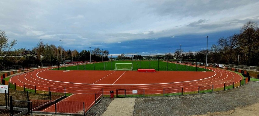 Stadion w Rymanowie zmienił się w nowoczesny kompleks sportowy. Gmina chce zachęcić młodych do uprawiania lekkoatletyki [ZDJĘCIA]