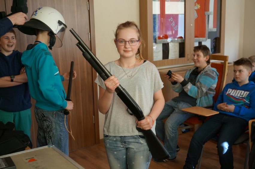 Uczniowie z Łobodna w kłobuckiej komendzie [FOTO]