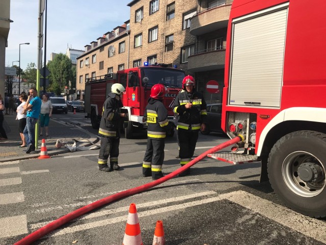 Cztery osoby zostały ewakuowane, w tym trzy przy pomocy specjalistycznej drabiny, w wyniku pożaru, który wybuchł w sobotę około godziny 16.15 w jednym z mieszkań przy ulicy Kościuszki w Opolu.