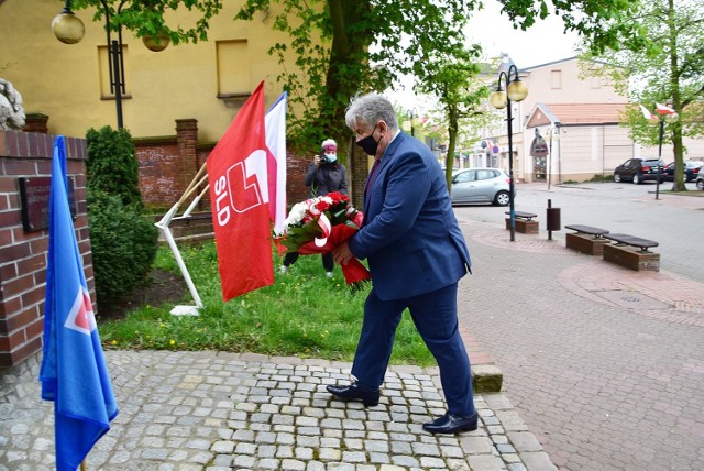 Działacze kwidzyńskiej Lewicy złożyli kwiaty pod pomnikiem Marszałka Józefa Piłsudskiego.