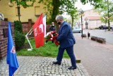 Kwidzyn. Lewica świętowała 1 maja. Jak co roku złożono kwiaty pod pomnikiem Józefa Piłsudskiego