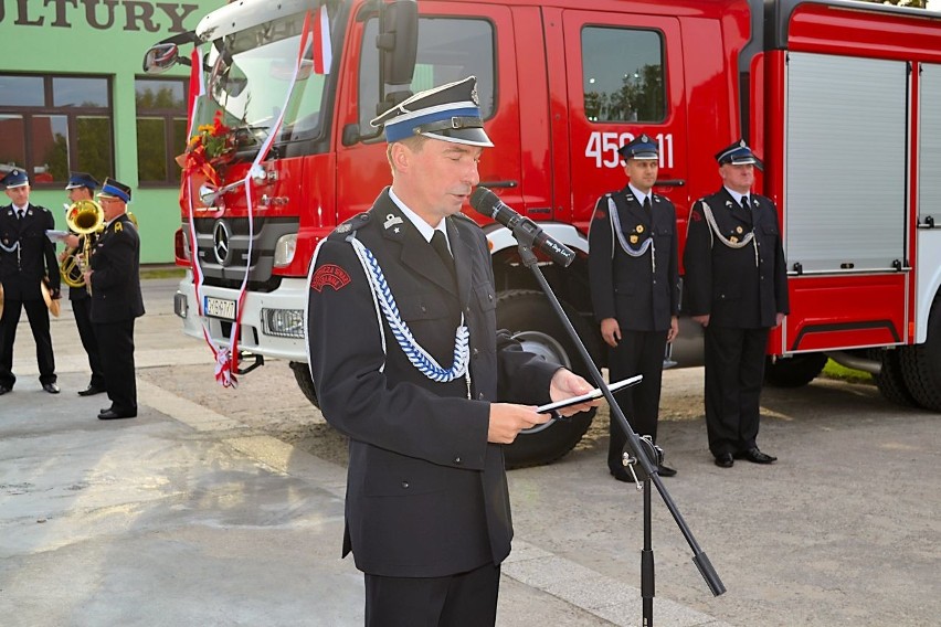 Nowy samochód strażacki udało się kupić dzięki wsparciu wielu instytucji