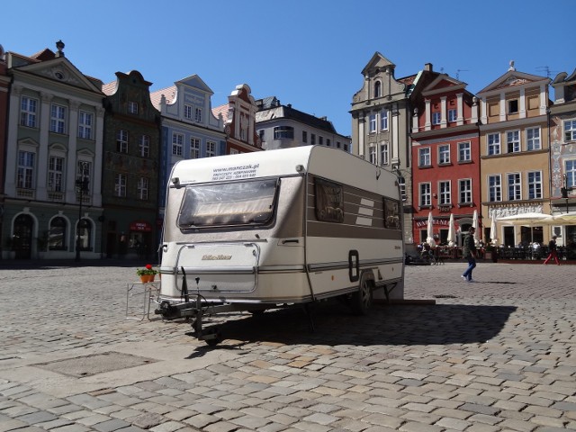 Przyczepa kempingowa na Starym Rynku w Poznaniu to instalacja miejska "(Sic!)" w ramach festiwalu Inwazja Barbarzyńców.