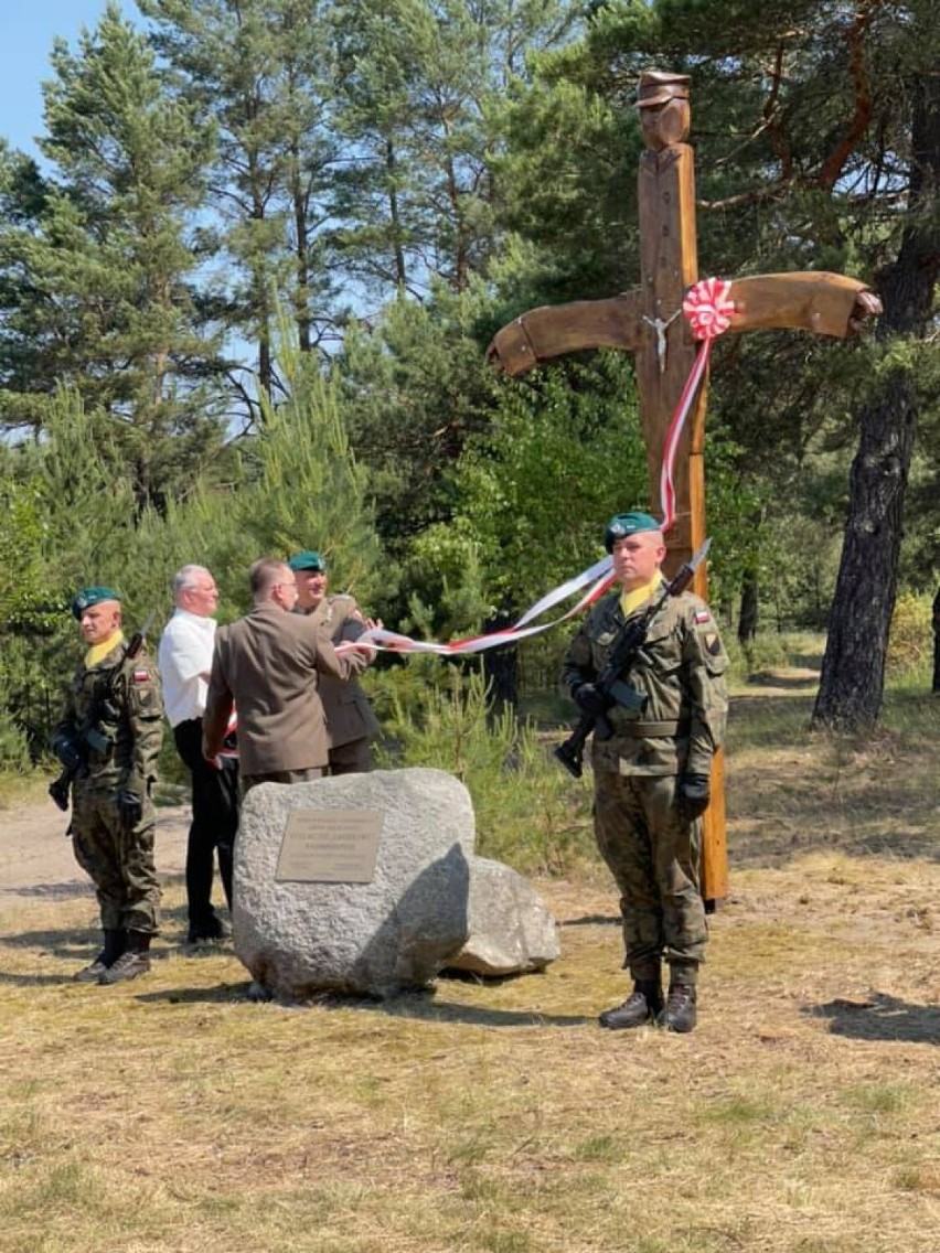 Odsłonięcie krzyża i pomnika w miejscu byłego obozu Stalag w...