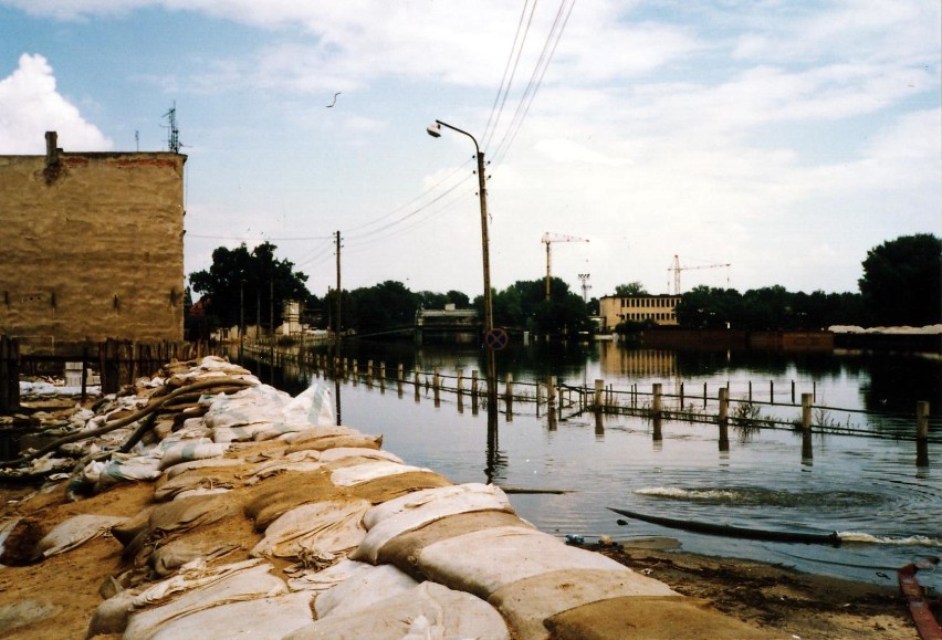 Mija 18 lat od powodzi tysiąclecia w Nowej Soli [archiwalne zdjęcia]