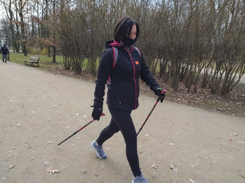 Pierwsze kroki z nordic walking w parku miejskim w Kaliszu. ZDJĘCIA