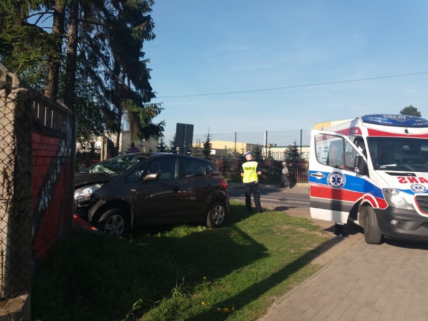 Wypadek na skrzyżowaniu ulic Legionów  i Słowackiego w Tomaszowie. Dwie osoby w szpitalu [ZDJĘCIA, FILM]