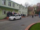Kolejka pacjentów przed przychodnią szpitala w Szczecinku 