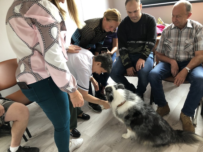 Młodzież z CKiW odwiedziła Danuta Przybylska ze swoimi psami, które służą do dogoterapii. Wspólnie udali się na wizytę do podopiecznych Środowiskowego Domu Samopomocy