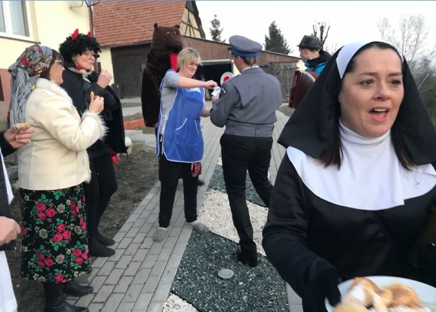 Wodzenie Niedźwiedzia w Goszczowicach. Korowód przebierańców przeszedł przez wieś w gminie Tułowice