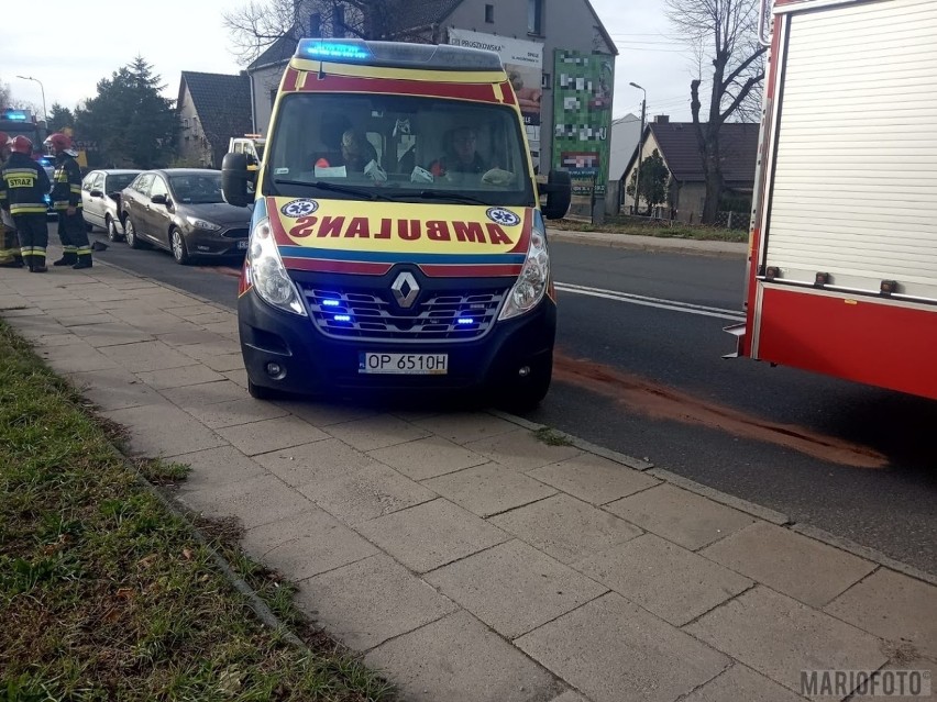 Zderzenie trzech aut w Opolu. 85-letni kierowca volkswagena najechał na tył forda