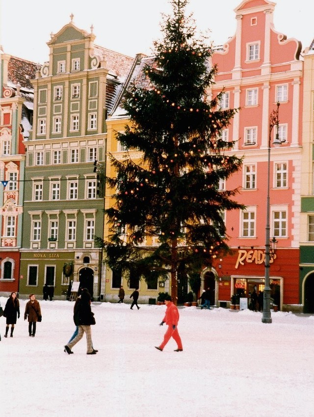 Jeszcze skromnie - choinka na wrocławskim Rynku w 1997 roku