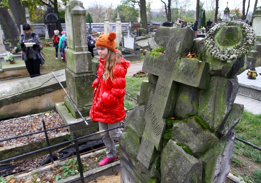 Sprzątali groby w Piotrkowie