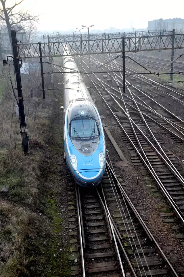 Pociąg pendolino wyjeżdża z Krakowa Głównego.