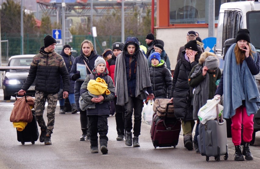 Lubelskie. Te zdjęcia chwytają za serce. Ukraińscy uchodźcy przekraczają granicę w Hrebennem. Zobacz obszerną relację
