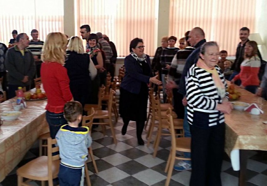 ]Minister Teresa Piotrowska odwiedziła rodziny ewakuowane z...