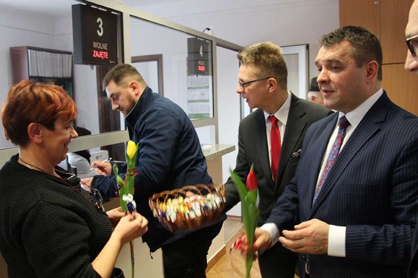 Życzenia, słodycze i kwiaty na Dzień Kobiet w Starostwie Powiatowym w Janowie Lubelskim. Zobacz galerię zdjęć