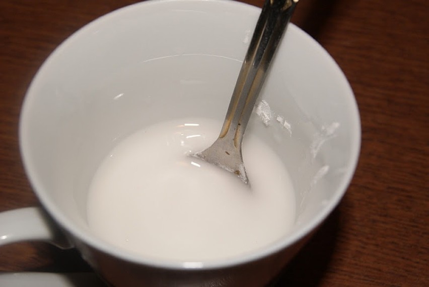 Mąkę ziemniaczaną rozrobić z 1/2 szklanki zimnej wody.