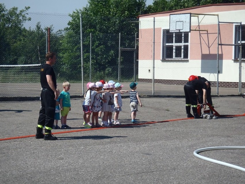 Przedszkolaki odwiedzają siedzibę Powiatowej Straży Pożarnej w Złotowie