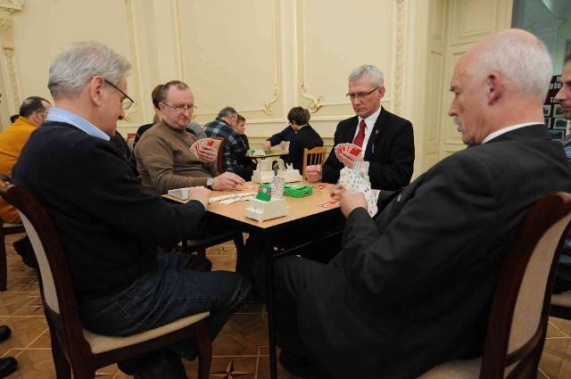 Sporo emocji przysporzył pojedynek Janusza Korwin- Mikkego (z prawej) z burmistrzem Zbigniewem Mączką